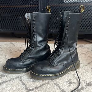 Doc Martens 1940 caped boot